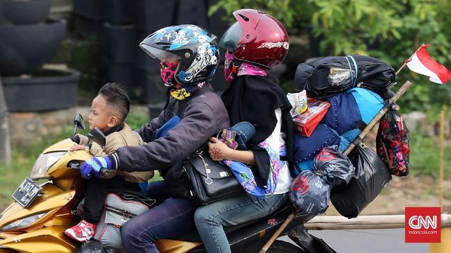 Mudik menggunakan motor masih dianggap sebagai pilihan daripada naik kendaraan umum.(sumber. https://www.cnnindonesia.com)