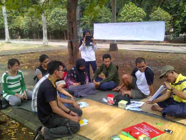 Penulis memberi pelatihan mahasiswa UI praktek AMT berbasis sampah di Gelora Bung Karno Jakarta (2013), Sumber: DokPri. 
