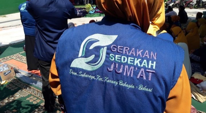 Sedekah memberi manfaat bagi manusia agar tetap saling berbagi (dokpri)