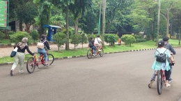Pengunjung menyewa sepeda ganda untuk berkeliling Ragunan. Dokpri