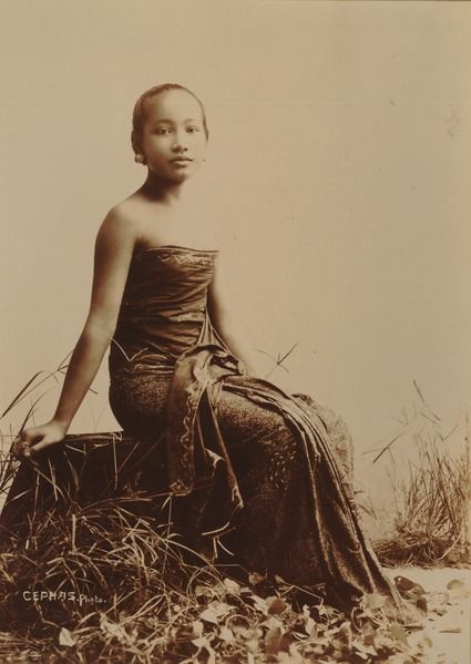 Perempuan Jawa sekira tahun 1900. Fotografer: Kassian Cephas. Koleksi: KITLV