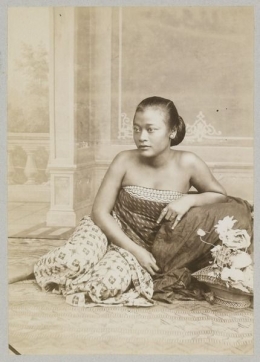 Perempuan Jawa di era kolonial. Fotografer: Kassian Cephas. Koleksi: KITLV