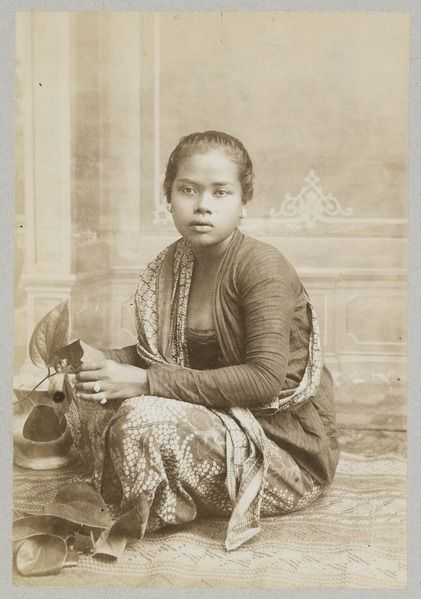 Perempuan Jawa di era kolonial. Fotografer: Kassian Cephas. Koleksi: KITLV
