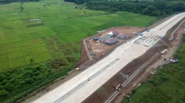 Foto udara pembangunan ruas jalan tol Padang - Pekanbaru di Nagari Kasang, Kabupaten Padangpariaman, Sumatera Barat (ANTARA FOTO/Iggoy el Fitra)