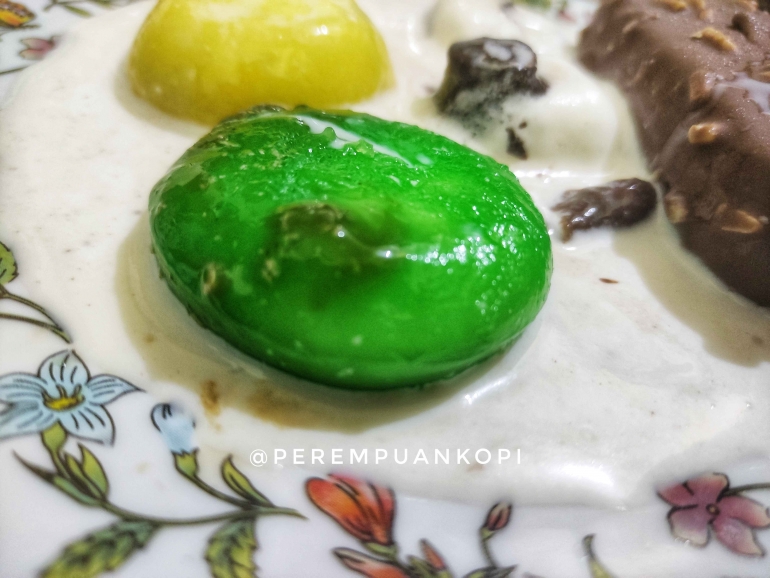 Aice Mochi durian yang kuning dan klepon yang hijau. Pict by me ig @perempuankopi