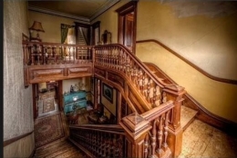 Anak tangga di dalam mansion. Sumber : Zillow.com