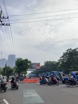 Tampak bus yang memadati ruas Jalan Ahmad Yani Surabaya pagi ini dan pengalihan jalur pengendara motor (sumber: twitter @emmawesome)