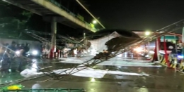 Tenda untuk para pemudik bermotor, rubuh oleh angin di Dermaga 3, Pelabuhan Merak. Foto: Dok. Isson Khairul