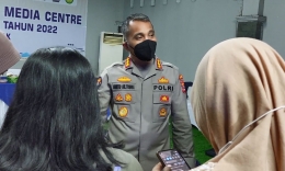 Kepala Bidang Humas Polda Banten, Kombes Pol Shinto Silitonga, menjelaskan tentang hujan, angin, dan anak Gunung Krakatau. Foto: Budi Tan