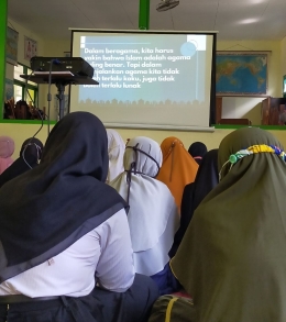 Anak-anak sedang diberikan penjelasan agar bisa beragama secara benar, sesuai dengan agama yang dianut | Foto: Siti Nazarotin