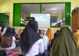 Anak-anak kelas atas sedang menyimak materi Moderasi Beragama yang disampaikan oleh Pak Isa Muaffifan | Foto: Siti Nazarotin
