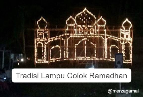 Image: Salah satu kumpulan lampu colok dengan ornamen masjid di suatu lapangan Pekanbaru sebelum pandemi (by Merza Gamal)