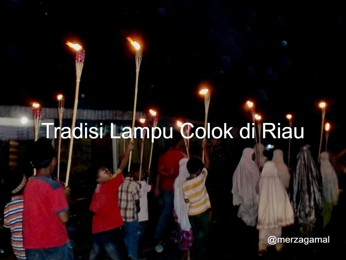 Image: Anak-anak pengajian pawai membawa Lampu Colok pada malam takbiran sebelum pandemi (by Merza Gamal)