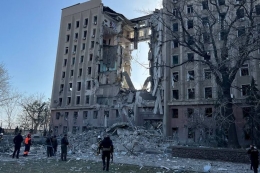 Sedikitnya tujuh orang tewas dan 22 lainnya cedera dalam serangan Rusia di gedung pemerintah daerah di kota Mykolaiv, Ukraina selatan.| Kyiv Independent via Twitter