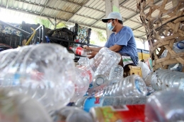 Seorang relawan memilah sampah plastik di tempat pemilahan yang dikelola Front Masyarakat Peduli Lingkungan (FMPL) Gili Trawangan.| Kompas.com/Fitri R