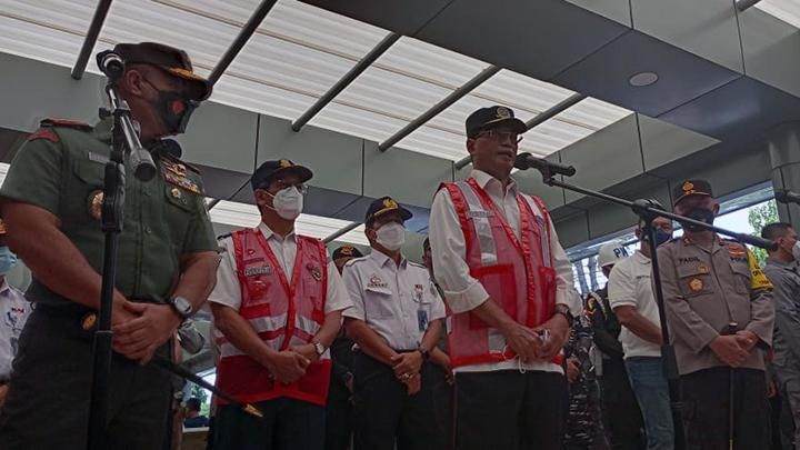 Menteri Perhubungan Meninjau Kesiapan PT KAI Dan Menggelar Konferensi Pres Di Stasiun Pasar Senen. Foto/Mutia Yuantisya