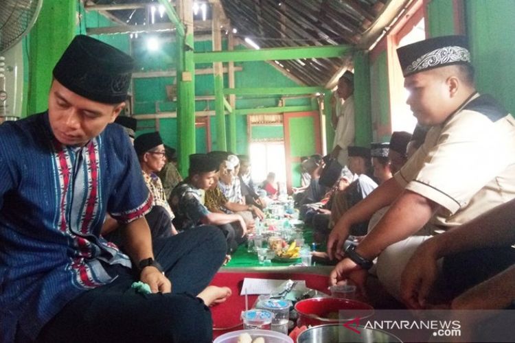 Ilustrasi makan bersama di Rumah Gadang saat lebaran|dok. Antara Sumbar/Ilka Jensen, dimuat via Kompas.com