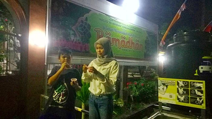 Kakak dan adik, numpang foto depan masjid, usai berburu Aice Mochi rasa favorit masing-masing. Dokpri