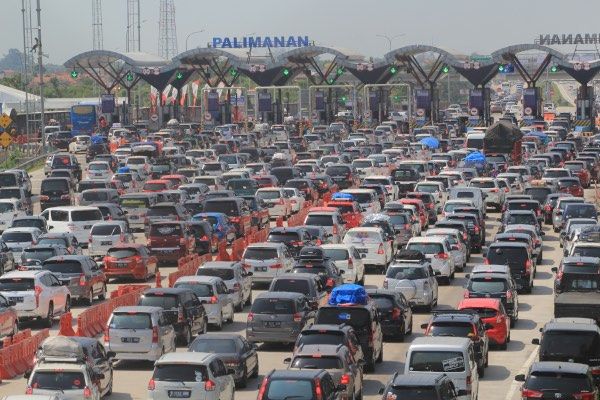 Kendaraan Memadati Gerbang Tol Palimanan.  ANTARA FOTO/Dedhez Anggara.