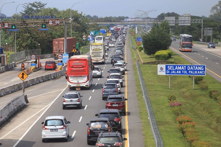 Sejumlah kendaraan pemudik melaju di Jalan Tol Palimanan-Kanci, Cirebon, Jawa Barat, Rabu (27/4/2022). Uji coba sistem ganjil genap di Jalan Tol Trans-Jawa dilanjutkan hingga Gerbang Tol Kalikangkung untuk mengantisipasi peningkatan kendaraan yang akan berdampak perlambatan hingga kemacetan panjang pada arus mudik Lebaran 2022. Foto: Antara Foto/Dedhez Anggara via Kompas.com