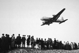 Penduduk Berlin ketika menyaksikan Pesawat Douglas C-54 Skymaster Angkatan Udara Amerika Serikat yang hendak mendarat di Berlin| Sumber Gambar: af.mil