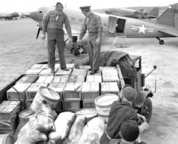 Pasukan Negara Sekutu Barat ketika memasukan logistik ke Pesawat yang hendak bertolak ke Berlin di Pangkalan Udara Munich | Sumber Gambar: History.com