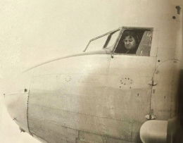 Jenderal Curtis LeMay ketika mengawaki Pesawat Douglas C-47 Skytrain pada saat Operasi Berlin Airlift | Sumber Gambar: af.mil