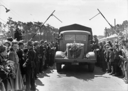 Warga Berlin ketika menyambut sebuah truck yang pertama kali memasuki Kota Berlin pasca berakhirnya blockade pada 12 Mei 1949 | Sumber Gambar: pbs.org