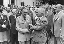 Jenderal Lucius D. Clay menerima penghargaan dari Presiden Harry S. Truman atas keberhasilan Operasi Berlin Airlift | Sumber Gambar: History.com