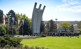 Monument Peringatan Operasi Berlin Airlift di Bandara Tempelhof Berlin pada saat peringatan 70 Tahun Operasi Berlin Airlift| Sumber Gambar: nato.mil