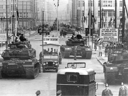 Tank pasukan Amerika Serikat ketika berjaga di perbatasan Checkpoint Charlie Kota Berlin pada saat Krisis Berlin tahun 1961 | Sumber Gambar: army.mil