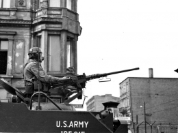 Pasukan Amerika Serikat yang tengah berjaga-jaga di Kota Berlin pada saat Krisis Berlin tahun 1958 | Sumber Gambar: alliiertenmuseum.de