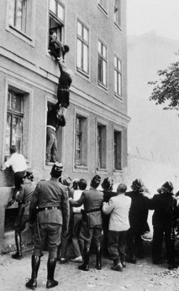 Kepanikan Warga Kota Berlin Timur yang hendak mengungsi ke Kota Berlin Barat pada saat krisis Berlin di Tahun 1961 | Sumber Gambar: History.com