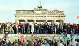 Warga Kota Berlin ketika merayakan dirubuhkannya Tembok Berlin pada tahun 1989 | Sumber Gambar: pbs.org