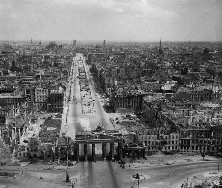 Kota Berlin pada tahun 1947 atau dua tahun pasca berakhirnya Perang Dunia Kedua | Sumber Gambar: History.com