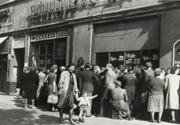 Warga Jerman ketika hendak mengatre untuk menukar mata uang yang baru yaitu Deutsche Mark pada tahun 1948 | Sumber Gambar: History.com 