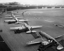 Pesawat-Pesawat Douglas C-47 Skytrain Angkatan Udara Amerika Serikat di Bandara Tempelhof pada saat Operasi Berlin Airlift | Sumber Gambar: af.mil