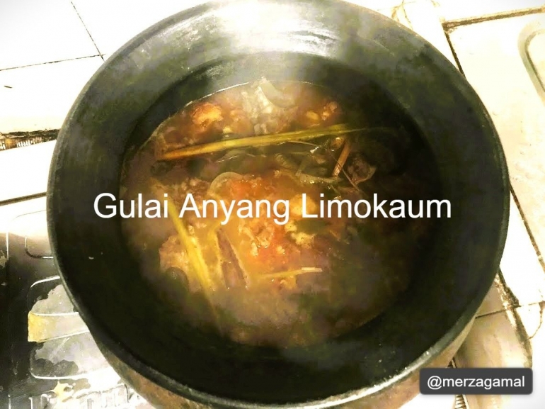 Image: Gulai Anyang sedang di masak dalam belanga (by Merza Gamal)
