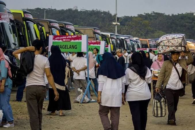 Foto ilustrasi para pemudik sedang ingin naik bus | (aset: money.kompas.com)