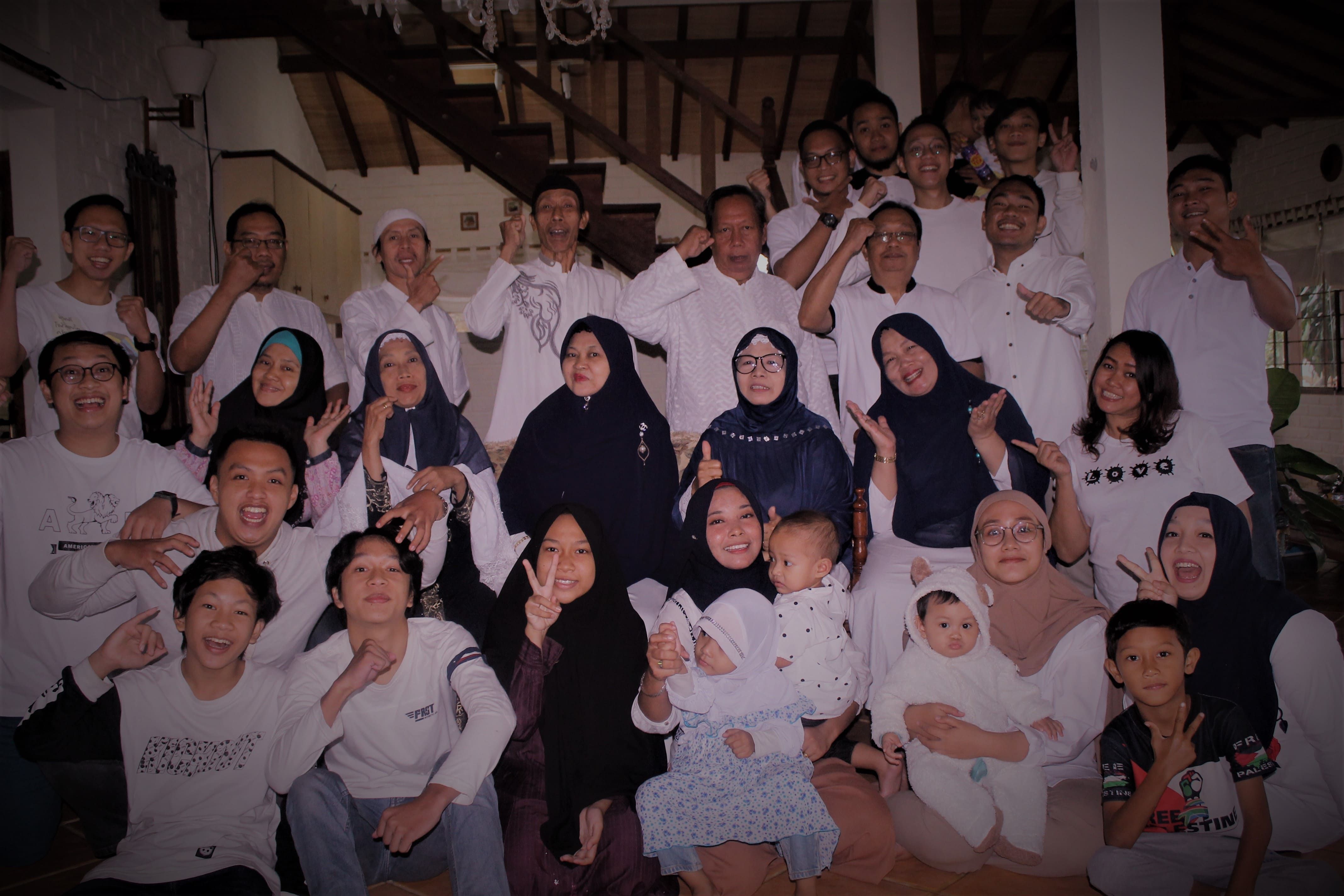 Momen foto bersama juga bisa mencairkan suasana tradisi lebaran yang beda (dokpri)