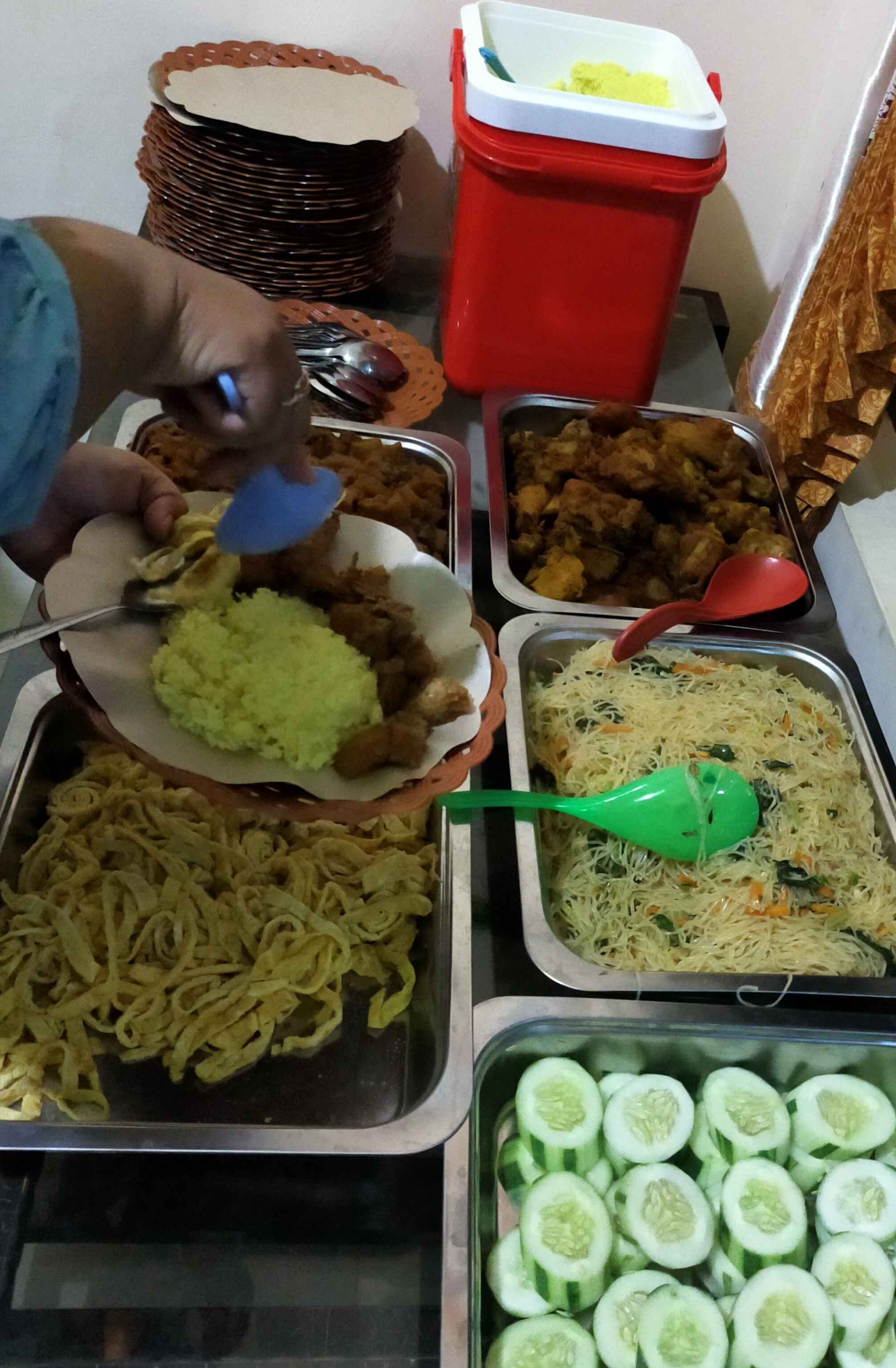 Menu bukber, nasi kuning lengkap, yummy! | Foto: Siti Nazarotin