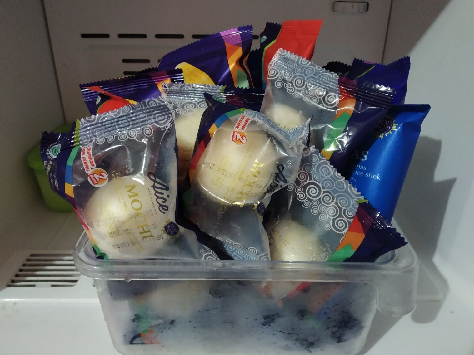 Stok Aice Mochi dan Aice lainnya di kulkas (dok.pri)