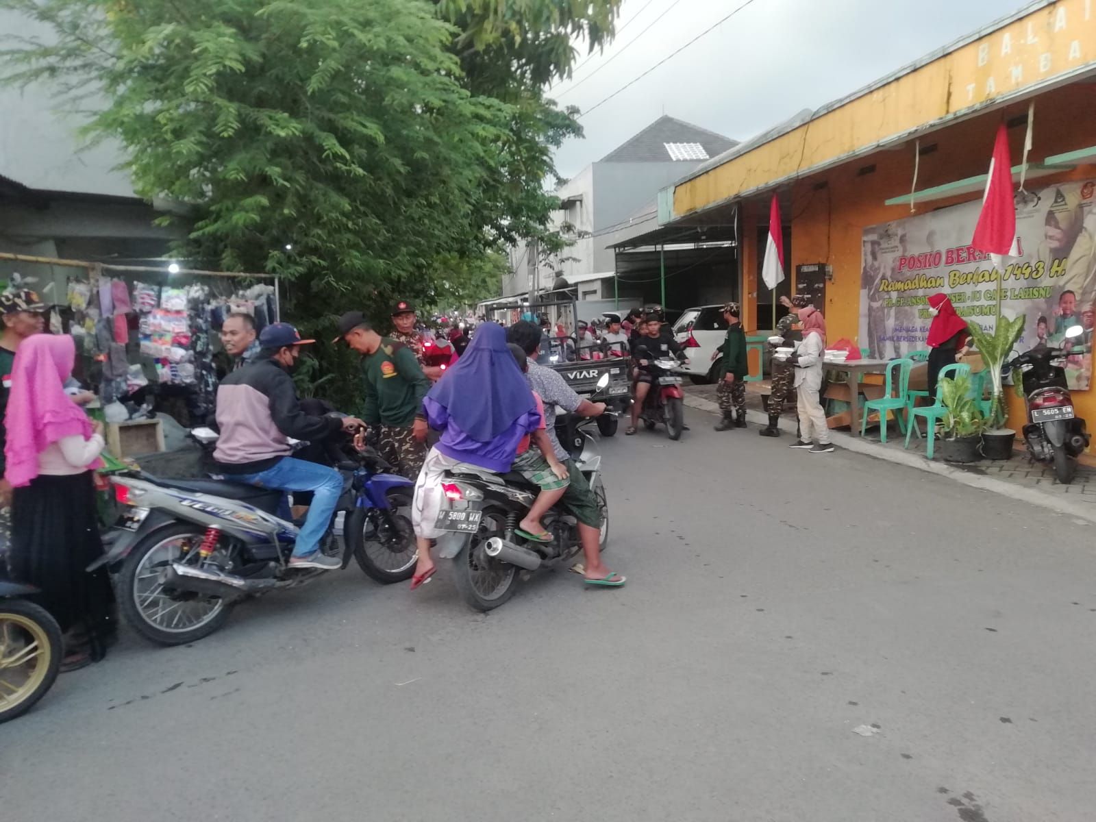 Warga yang melintas depan Balai RW02 menerima takjil yang dibagikan ibu-ibu JBB dan Banser Tambaksumur (foto-foto Ndan Jazuli)