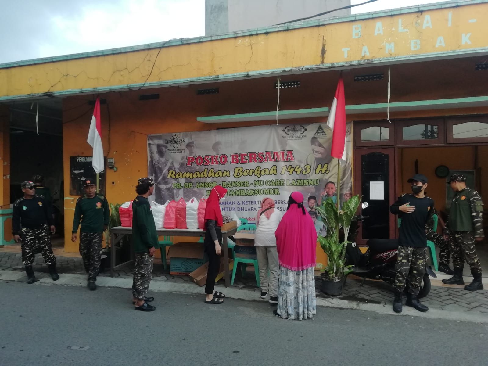 Persiapan membagikan takjil