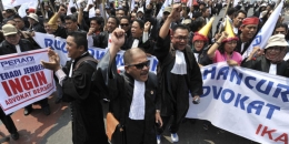 Demo para pengacara di Polda Riau. Foto : m.merdeka.com 
