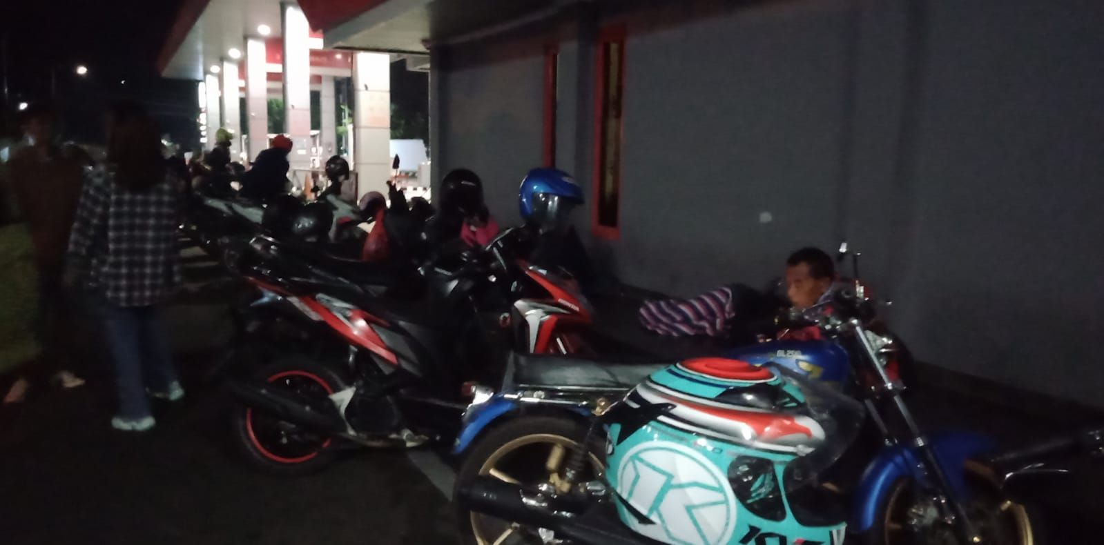 Para pemudik bermotor beristirahat di SPBU (dok.pri)