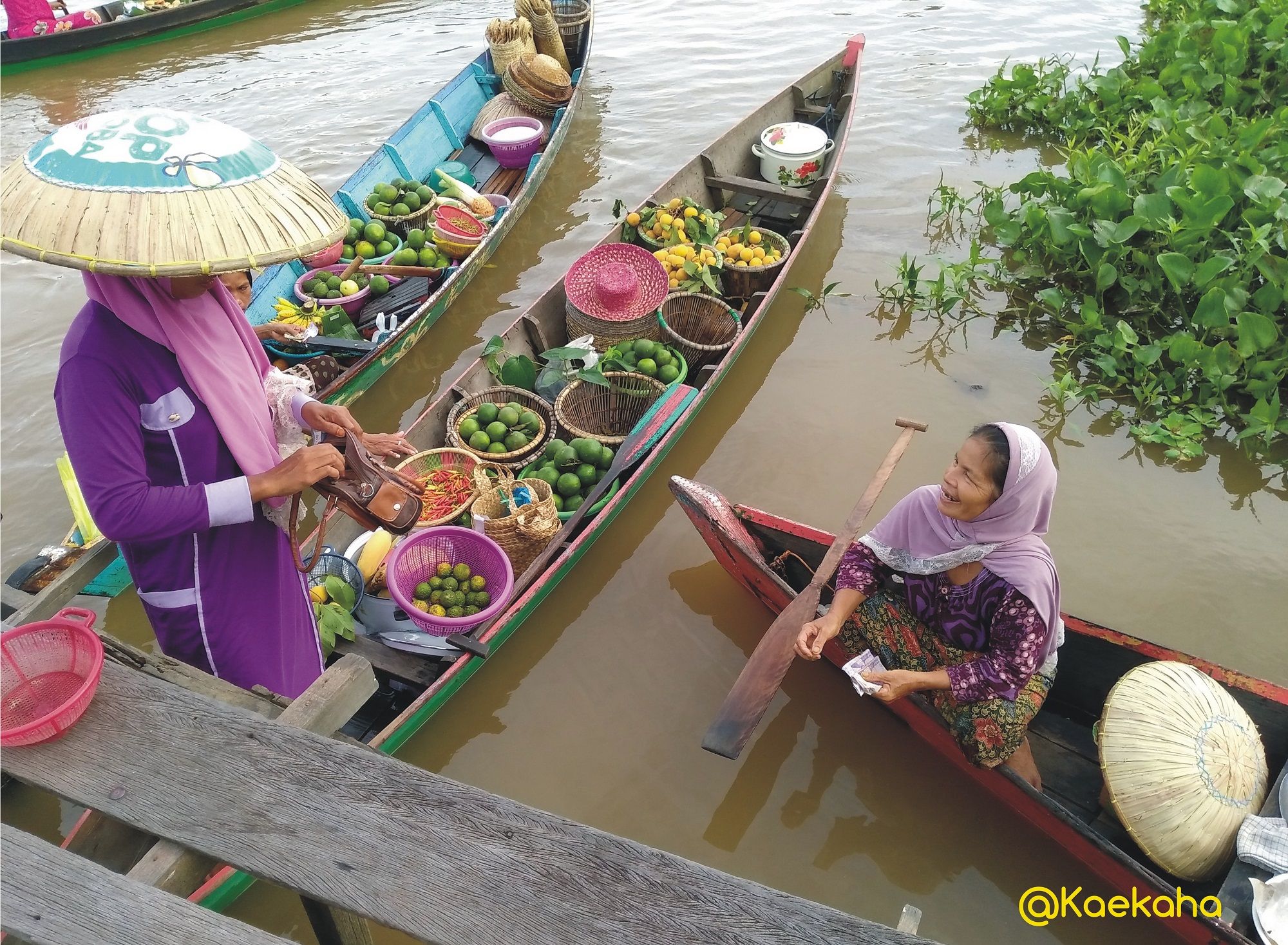 Pasar Terapung, Ruang Publik Sekaligus Ruang Ngobrol Paling Intens di Lingkungan Urang Banjar | @kaekaha