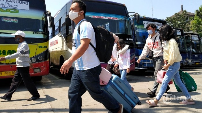 Calon penumpang menuju bus yang akan dinaikinya di Terminal Leuwipanjang, Kota Bandung, Jawa Barat, Selasa (27/4/2021).| Tribun Jabar/Gani Kurniawan