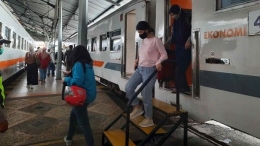 Tampak para penumpang turun dari kereta api di Stasiun Surabaya Gubeng (sumber: news.detik.com)