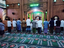 Qiyamul lail yang dipimpin ustadz Machmud Ubaid di malam 27 Ramadhan di masjid Dawatul Falah Tambaksumur Waru Sidoarjo (foto-foto ustadz Munir)